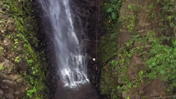 Kalandturizmus a trópusi Costa Rica, miközben leereszkedett egy gyönyörű vízesés mélyen a déli hegyekben az ország - Felvétel, videó