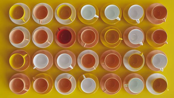 Sarı arkaplanda çok renkli fincanlar - 3B görüntüleme - Fotoğraf, Görsel