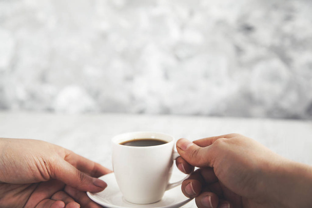 женская рука за чашкой кофе
  - Фото, изображение