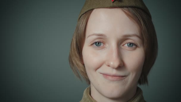 Video einer Frau in sowjetischer Uniform der Roten Armee - Filmmaterial, Video