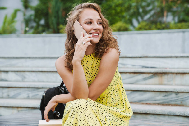 Mujer al aire libre en el parque hablando por teléfono móvil
. - Foto, imagen