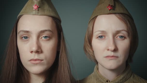 Filmik z młodymi kobietami w mundurze sowieckiej armii - Materiał filmowy, wideo