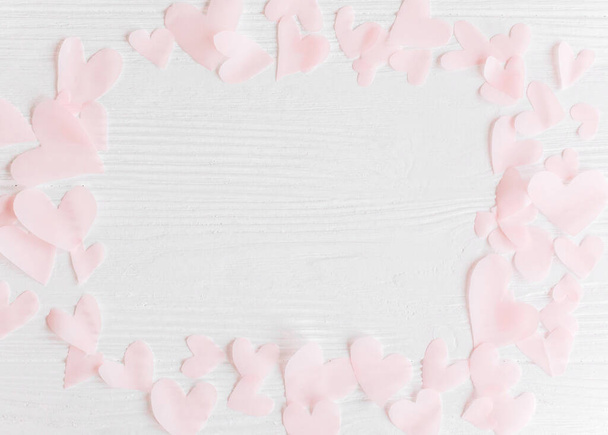 Симпатичные розовые сердца на белом деревянном фоне с пространством для текста
. - Фото, изображение