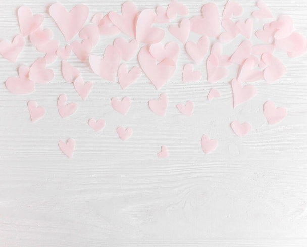 Söpö vaaleanpunainen pastelli sydämet valkoinen puinen tausta tilaa fo
 - Valokuva, kuva