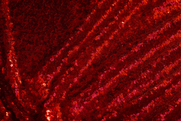 czerwone tło błyszczącej tkaniny plisowanej z rozmytymi plisami - Zdjęcie, obraz