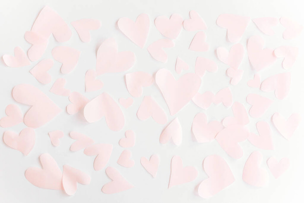 Feliz día de San Valentín. Lindos corazones de pastel rosa sobre papel blanco ba
 - Foto, imagen