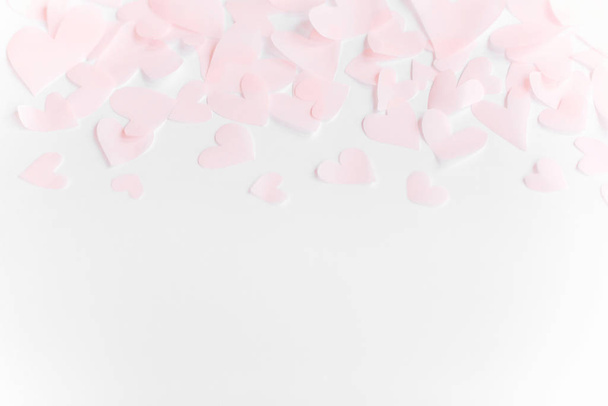 Coeurs pastel rose mignon bordure sur fond de papier blanc avec c
 - Photo, image