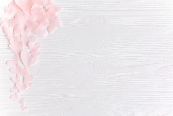 Carino cuori rosa pastello su sfondo bianco in legno con spazio fo
 - Foto, immagini