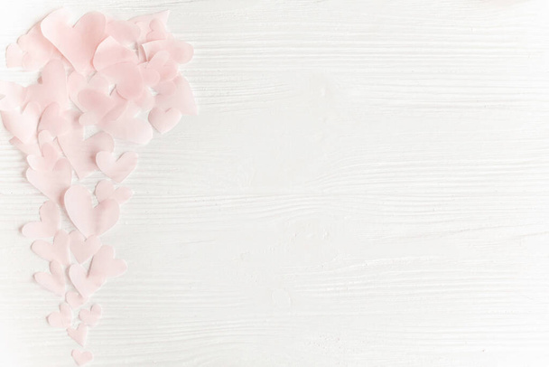 Cute różowy pastelowe serca na białym drewnianym tle z przestrzeni fo - Zdjęcie, obraz