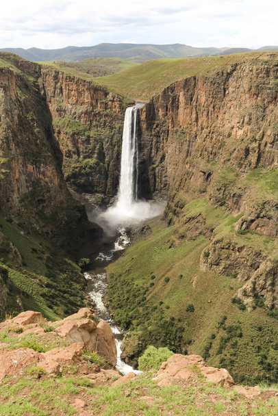 Портретный снимок потрясающего водопада, спускающегося по каньону степа
 - Фото, изображение
