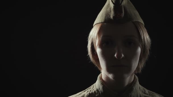 Nagranie młodej kobiety w mundurze sowieckiej armii czerwonej w cieniu - Materiał filmowy, wideo