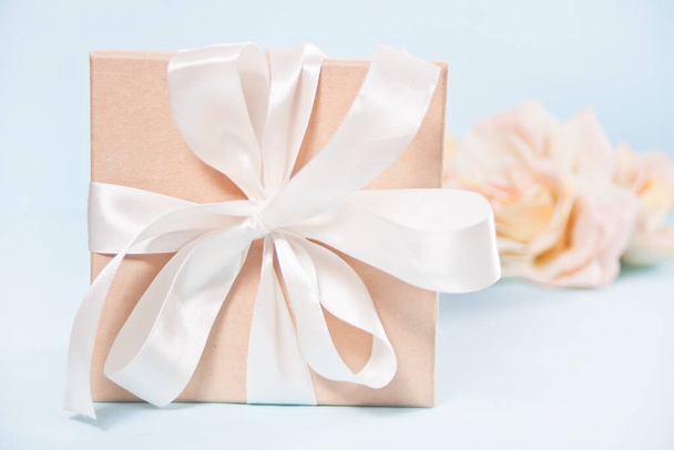 Gift box with flowers beige roses on the background. - Valokuva, kuva