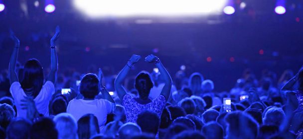 tres chicas en concierto en vivo con luces azules
 - Foto, Imagen