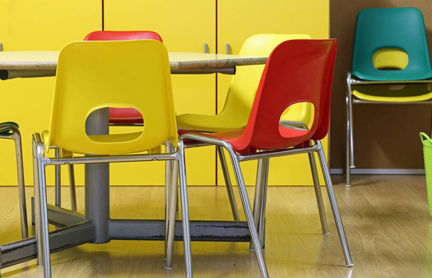dentro de un aula de un jardín de infantes con sillas pequeñas y una pestaña
 - Foto, Imagen