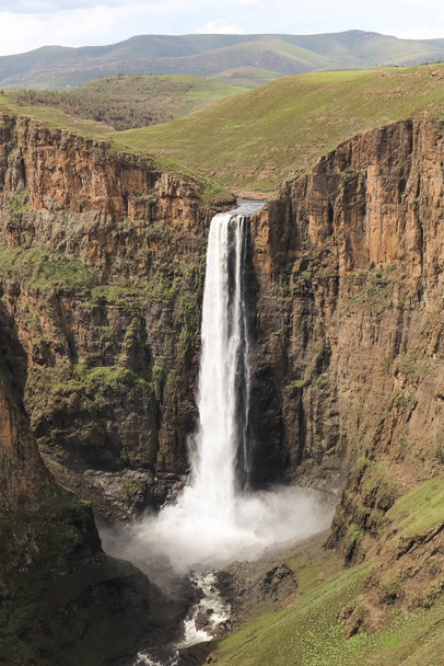 険しい峡谷を流れる見事な滝のクローズアップ - 写真・画像