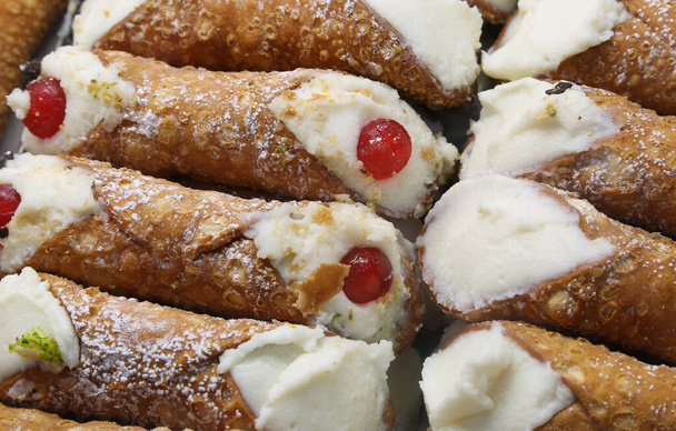 makeat leivonnaiset nimeltään CANNOLO SICILIANO italiaksi
 - Valokuva, kuva