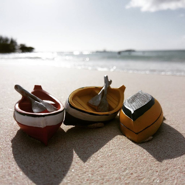Лодка миниатюры на тропическом пляже - Фото, изображение