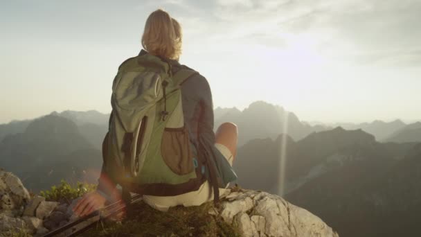 LENS FLARE: felismerhetetlen túrázó lány pihentető festői napos hegyek. - Felvétel, videó
