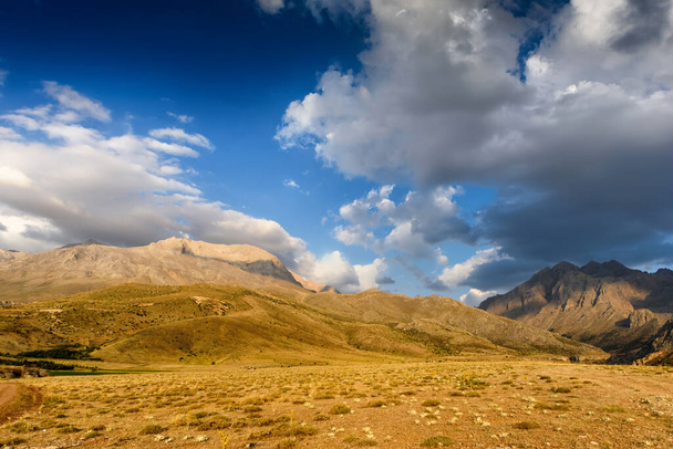Panoraamanäkymät vuorille auringonlaskun aikaan Turkin kansallispuistossa aladag kesällä
 - Valokuva, kuva