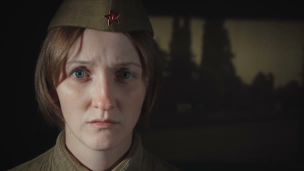 Nagranie młodej kobiety w smutku w czerwonym mundurze wojskowym - Materiał filmowy, wideo
