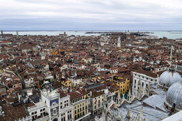 Blick von der Aussichtsplattform des Glockenturms von Saint Mark nach Venedig. - Foto, Bild