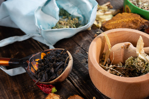 colher de madeira com mesa de chá ivan de ervas herbalist e curandeiro cura, medicina alternativa, conjunto de um homem de medicina
, - Foto, Imagem