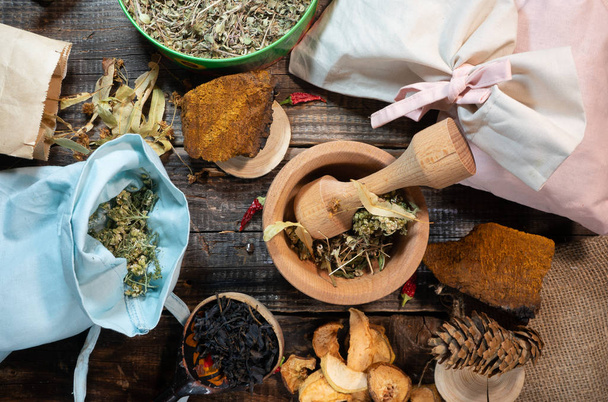 cuchara de madera con ivan mesa de té de hierbas curativas herbolarios y curanderos, medicina alternativa, conjunto de un curandero
, - Foto, Imagen