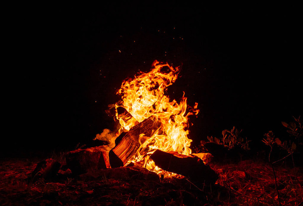 暗い夜のキャンプファイア燃焼 - 写真・画像