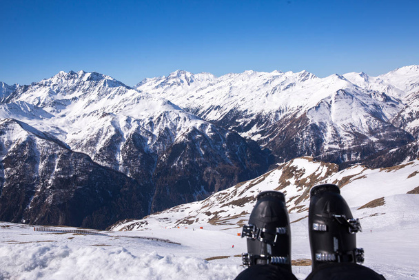 Ноги - це лижники, які відпочивають і насолоджуються краєвидом гір. Австрія, Альпи - Фото, зображення