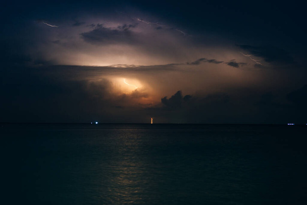 Blitz an der Karibikküste in Mexiko, Insel Holbox  - Foto, Bild
