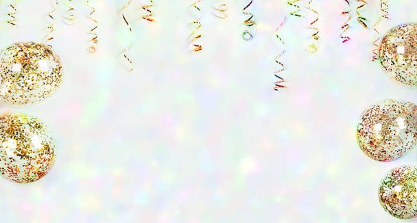Serpentine d'or et ballons avec confettis colorés sur bac léger
 - Photo, image