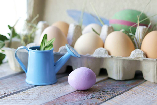Пасхальное оформление, яйца, зеленые ветки на деревянном подоконнике, весна, праздничный домашний декор
 - Фото, изображение