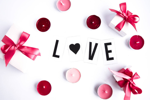 Texto de amor sobre fondo de mesa blanco, con cajas de regalo y velas
 - Foto, imagen