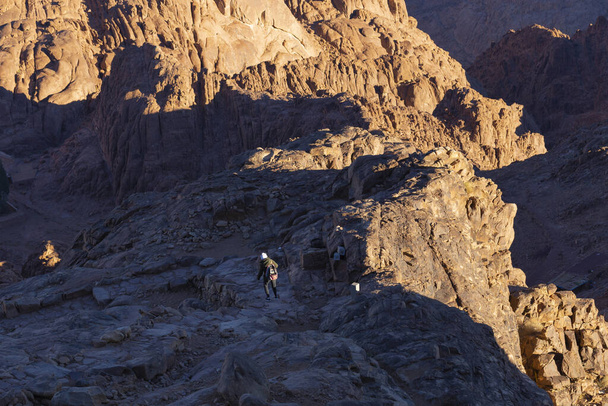 Monte Sinaí, Qesm Sharm Ash Sheikh, Gobernación del Sinaí Sur. Egipto. Los peregrinos se encuentran con el amanecer en la montaña santa. (Monte Horeb, Gabal Musa, Moisés Monte
). - Foto, imagen