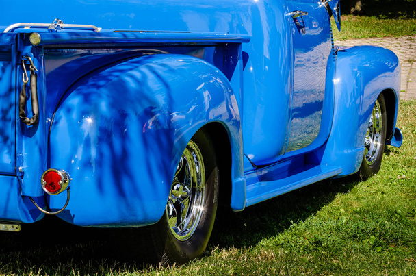 Vara quente azul da pickup do caminhão antigo
 - Foto, Imagem