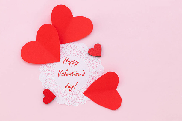 Valentijnsdag achtergrond. Rode harten op pastel roze achtergrond. - Foto, afbeelding