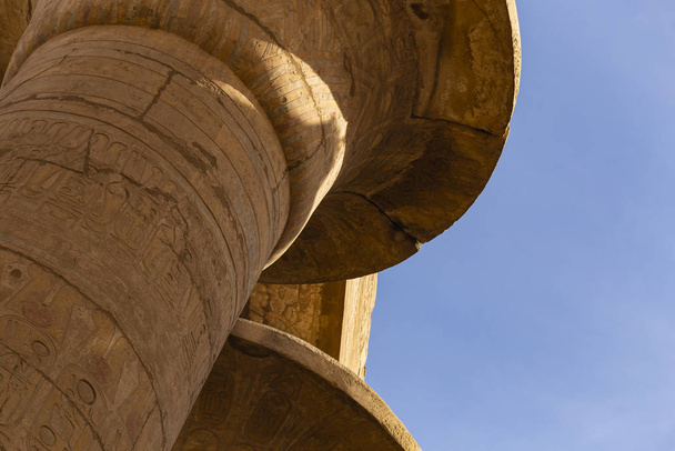 Templo Karnak, complejo de Amón-Ra. El gran patio del templo de Amón. Jeroglíficos en relieve en columnas. Provincia de Luxor, Egipto
. - Foto, imagen