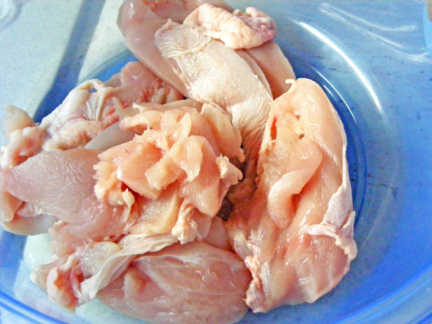 生鶏の肉片 - 写真・画像