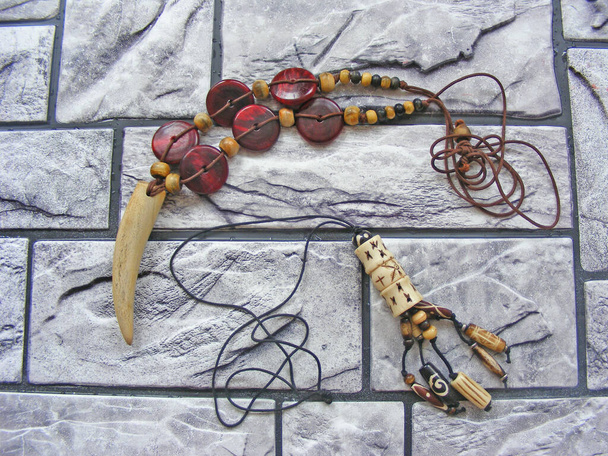 handgefertigter Holzmuschel- und Knochenschmuck / afrikanischer Holzschmuck Textur Halsketten / Ethno-Kollektion - Foto, Bild