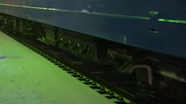 Heftiger Schneefall an Bahngleisen. Zug in der Nacht Licht des Bahnhofs - Filmmaterial, Video