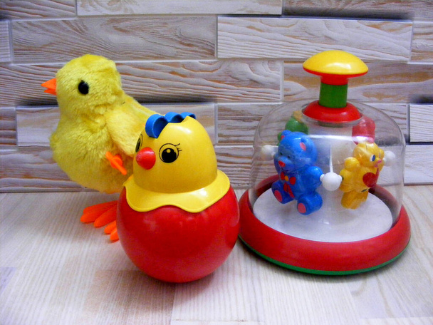 juguetes para bebé sobre fondo de madera
 - Foto, imagen