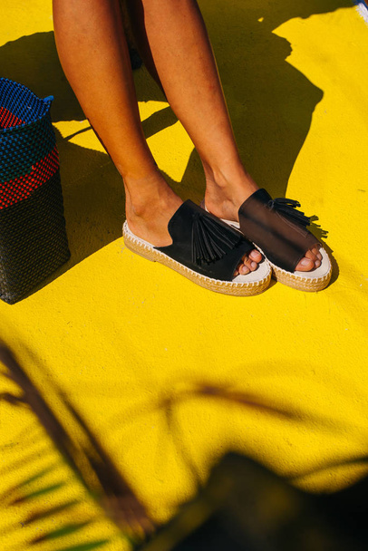 scarpe nere sul pavimento giallo in estate - Foto, immagini
