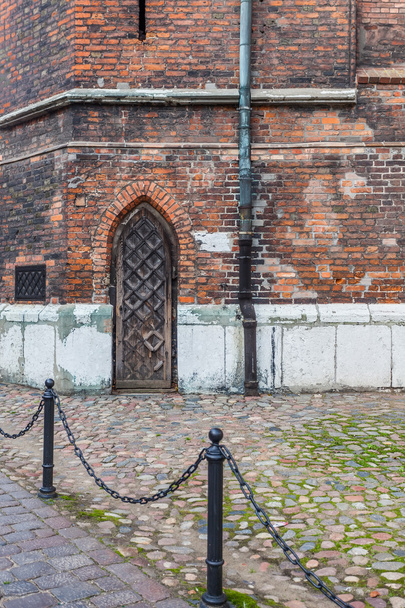 Не используемый вход в средневековый собор
 - Фото, изображение
