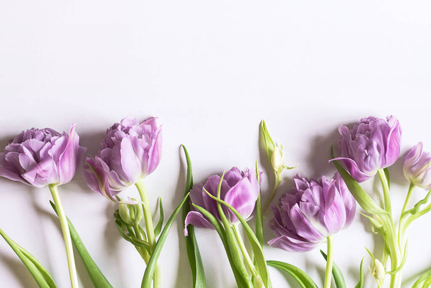 Květinové pozadí s místem pro kopírování. Květiny v květu. Detailní záběr krásná kytice tulipánů v ruce. Jarní nápad. Karta květinového pozdravu. - Fotografie, Obrázek