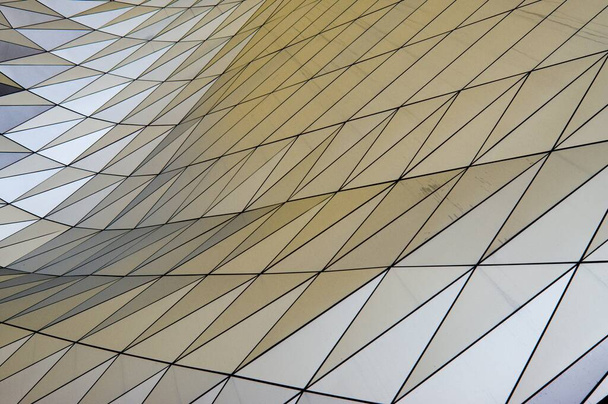 superficie futurista del techo de acero inoxidable
 - Foto, imagen
