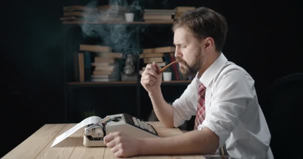 Bearded Writer Smoking at Typewriter - Πλάνα, βίντεο