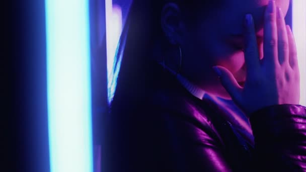 neon woman portrait insecure ashamed teen girl - Filmagem, Vídeo