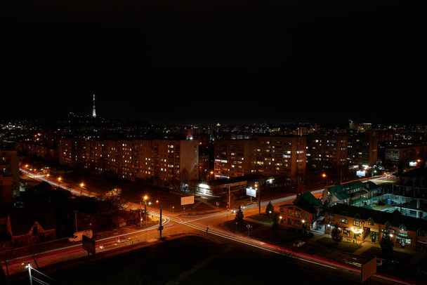 Stadsnachtlampjes vanuit de lucht. Panorama van Lviv (Oekraïne)) - Foto, afbeelding