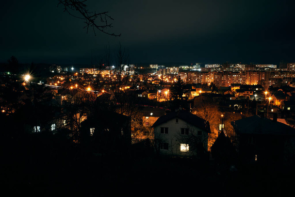 Міське світло в сутінках темряві
 - Фото, зображення
