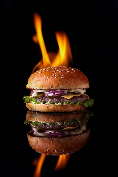 бургер з вогнем на чорному тлі для ділянки6
 - Фото, зображення